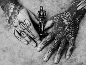 Hands of Felix Seele photographed by Verena Frye for the Descriptive Anatomy project #VerensaFrye #DescriptiveAnatomy #handtattoo #tattooedhands #tattoophotography #tattooart #fineart #photography #hands