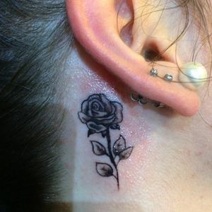 Pequena rosa 🌹#talainktattoo #tattoocampinas #flowertattoo #tattooflor #tattoofloral #rosa 