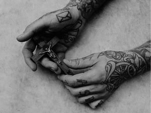 Hands of Matthias Böttcher photographed by Verena Frye for the Descriptive Anatomy project #VerensaFrye #DescriptiveAnatomy #handtattoo #tattooedhands #tattoophotography #tattooart #fineart #photography #hands