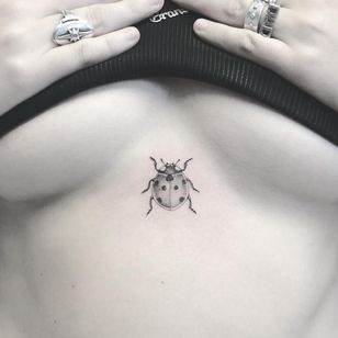 Lindo tatuaje de Annelie Fransson #AnnelieFransson #cutetattoos #cute # cute #tattooforgirls #tattooforwomen #tattooideas #cooletattoos #love #blackandgrey #illustrative #sternum # mariehøne