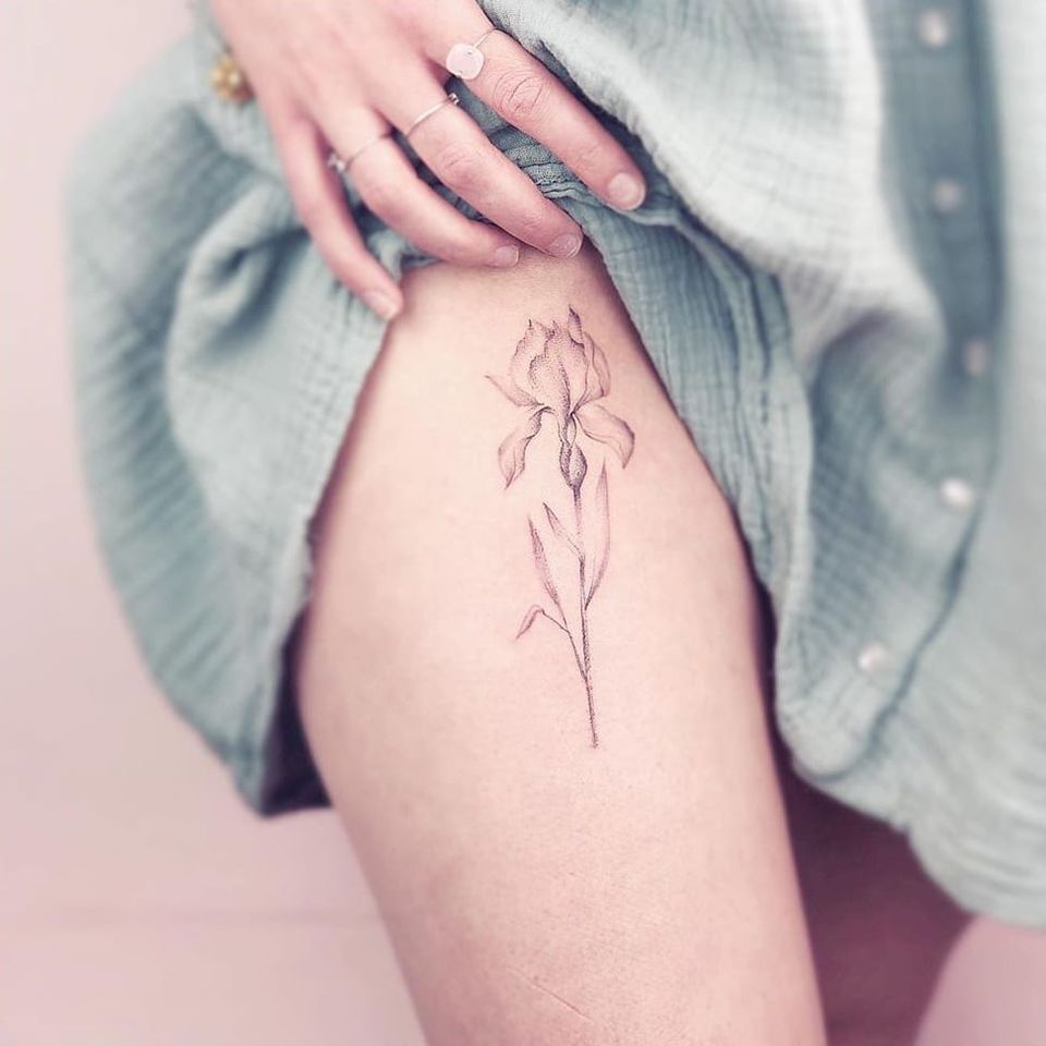Tatuaje de flor de Eva Edelstein #EvaEdelstein # #app #appartists #besttattoos #awesometattoos #tattooforwomen #tattoosformen #cooltattoos #tattooideas #leg #flower #illustrative