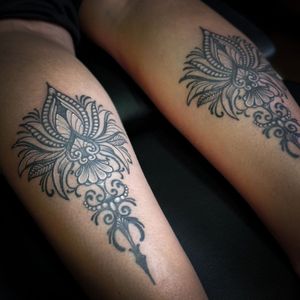 🇬🇧 Twin tattoos. 🇫🇷 Tatouages jumeaux.#ornemental #ornementaltattoo #twins #mandala #mandalatattoo #goranivic #nigra #paris #paristattoo 