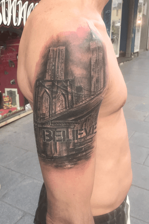 Brooklyn bridge tattoo citas y consultas en edwardtattoo13@gmail.com o whatsapp al 640036355 #brooklyn #nyc #brooklynbridge #blackandgreytattoo #realistictattoo #edwardortiztattoo 