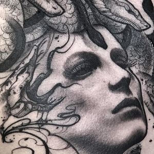 Portrait tattoo by Yorick #Yorick #tattoodo #tattoodoapp #tattoodoappartists #besttattoos #awesometattoos #tattoosforwomen #tattoosformen #cooltattoos #tattooideas #portrait #medusa #snake #darkart #detail