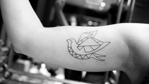 Clean and simple geometric bird tattoo for dani#linework #finelinetattoo #fineline