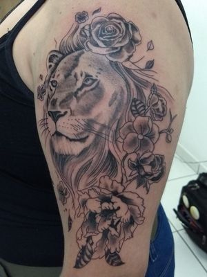 #tatuagemleao #leao #lions #lionstattoo #tatuagemfeminina #tatuagemnobraco #tatuagemflores #flowertattoos
