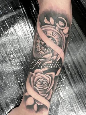 Este trabajo comenzó freehand.#tattoo #blackandgrey #freehand #roses #rosestattoo #clock #family #clocktattoo 