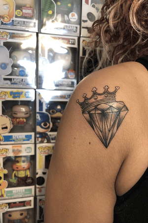 Fun Diamond/Crown design i did about a week ago. For bookings in Orlando, Florida feel free to message me @ 787-718-8018. Follow the stories on Instagram @gmmtattoons 