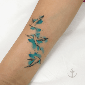 Birds watercolor Tattoo by Felipe Bernardes / felipe@maoristudio.com #tattoo #tatuaje #tatuagem #bird #watercolor #aquarela #felipebernardes #tattooartist #tattoooftheday 