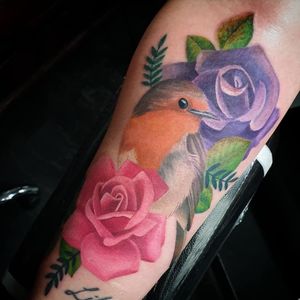 #colourtattoo #colour #robintattoo #rose #rosetattoo #roses #birdtattoo #bird #robin #tattoo #tattoos #tattooist #tattooartist #point2point #tattoostudio #erith #kent #southlondon #realism #realistictattoo #prettyink #pretty #girlyatttoo 
