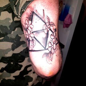Osh'ink Tattoo #zelda #zeldatattoo #Triforce #flower #triangle #link #videogames 