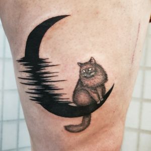 Custom cat on a distorted moon piece. Please DM me through instagram or facebook for bookings @classylasslilith #customtattoo #cat #moodtattoo #cattattoos #greyscale #blackworktattoo #funtattoo 