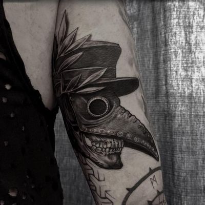 Plague doctor skull tattoo by Jones Larsen #JonesLarsen #LacunaTattoo #realism #realistic ##mashup #tattoodoapp #tattooartist #tattooidea #cooltattoo #copenhagen #denmark #plaguedoctor #skull #arm #blackandgrey