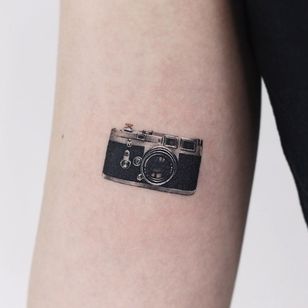 Bold tattoo of Saegeem #Saegeem #cooltattoos #tattooidea #cooltattoo #cool #favorite #bestoftheday #tattooforwomen #tattoosformen #camera #analog # 35mm #arm #realism #realistic