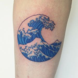 Japanese colored woodblock wave. Based off the "great wave off Kanagawa" woodblock art. Please DM me through instagram or facebook for bookings @classylasslilith #colortattoo #Circular #waves #japanesetattoo #customtattoo #blueink #arttattoo 
