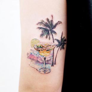 Cool tattoo of Guseull Tattoo #GuseulTattoo #cooltattoos #tattooidea #cooltattoo #cool #favorite #bestoftheday #tattooforwomen #tattoosformen #cocktail #beach #palmtrees #waves #arm #illustrative #watercolor
