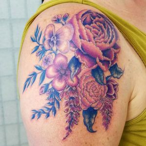 Soft color floral shoulder piece.Please DM me through instagram or facebook for bookings @classylasslilith#floraltattoo #flowertattoo #peonytattoo #customtattoo #beautifultattoo #colorful #colortattoo 