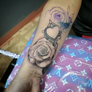 Black and Grey roses with a jewel heart, 1st session 