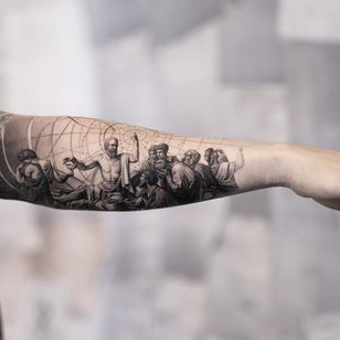 Tatuaje de la muerte de Sócrates por Oscar Akermo #OscarAkermo #realismtattoo #realismtattoos #realism #realistic #hyperrealism #tattooideas #death #socrates #sacredgeometry #blackandgrey #arm