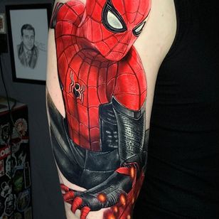 Spiderman Tattoo por Alex Rattray #AlexRattray #realismtattoo #realismtattoos #realism #realistic #hyperrealism #tattooideas #spiderman #marvel #stanlee #superhero #color #arm