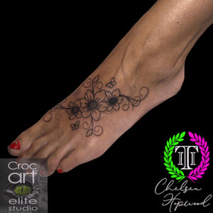 Cute lil’ foot design. #floral #floraltattoos #flowers #foottattoo #girlytattoos #butterfly #butterflytattoo #cutetattoos 
