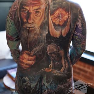 Tatuaje del Señor de los Anillos por Jesse Rix #JesseRix #realismtattoo #realismtattoos #realism #realistic #hyperrealism #tattooideas #backpiece #backtattoo #lordoftherings #gollum #gandalf #color #portrait