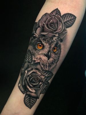 Owl and roses tattoo by Megan Massacre #MeganMassacre #realismtattoo #realismtattoos #realism #realistic #hyperrealism #tattooideas #blackandgrey #rose #flower #owl #feathers #arm