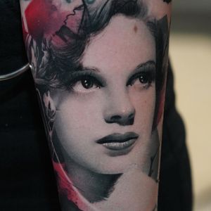 Judy Garland tattoo by Thomas Carli Jarlier #ThomasCarliJarlier #realismtattoo #realismtattoos #realism #realistic #hyperrealism #tattooideas #judygarland #portrait #lady #arm