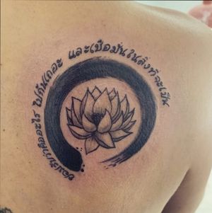 Projet fleur de lotus, ecritures thaï et effet trait de pinceau, Blackwork et whipshading.