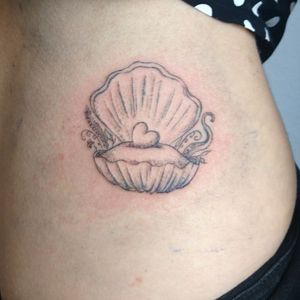 #fineline #linework #blackwork #cute #heart #seashell #treasure #clam #munich