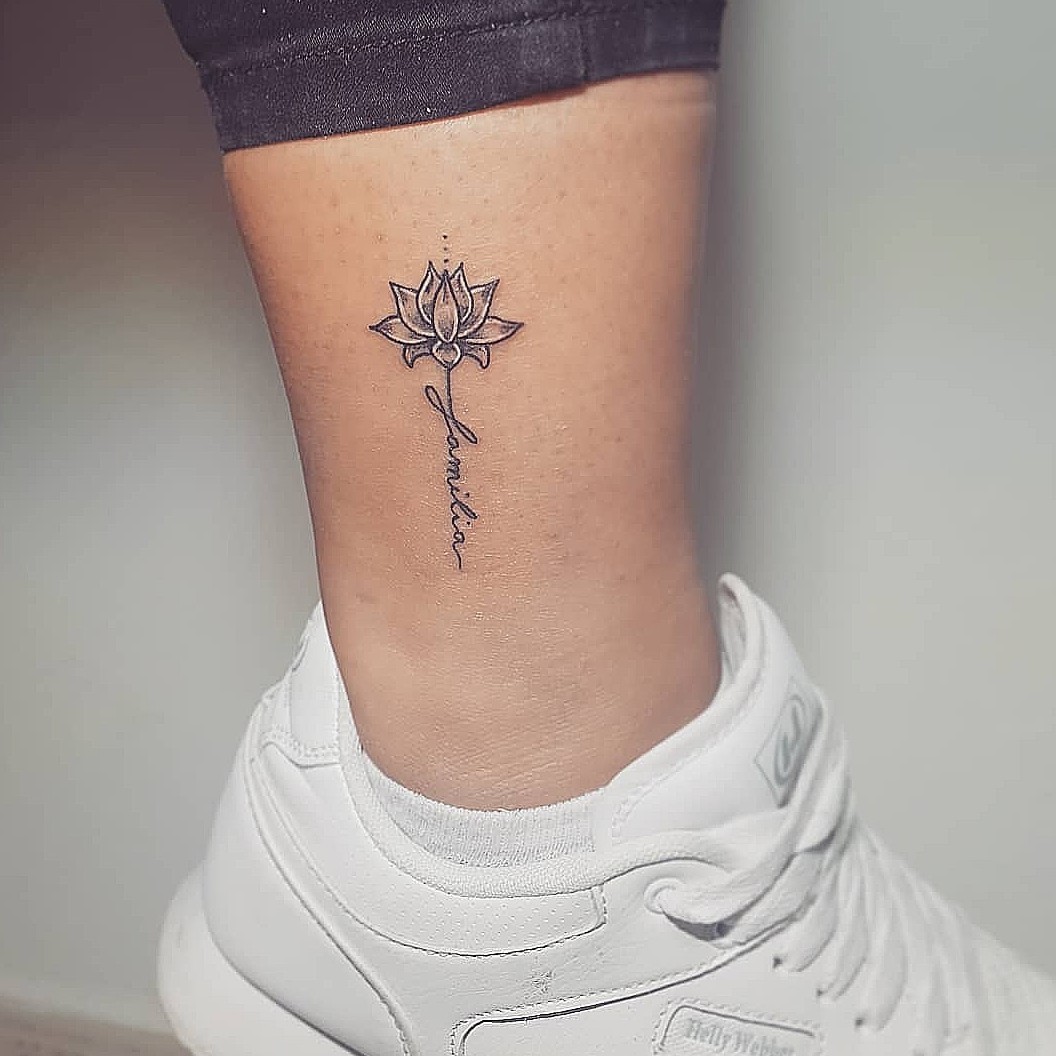 Tattoo uploaded by MaktubTattoo • Flor de Loto con palabra Familia Espero  que os guste Palabras clave: Word, lettering, family, leg tattoo, white,  simple • Tattoodo