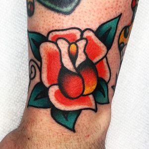 Traditional rose tattoo by Jason Ochoa #JasonOchoa #traditionalrosetattoo #traditionalrose #rosetattoo #traditionaltattoo #traditional #flower #floral #plant #color