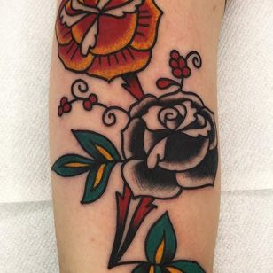 Tatuaje de rosa tradicional de Jeff Sypherd #JeffSypherd # tatuaje de rosa tradicional # rosa tradicional # tatuaje de rosa # tatuaje tradicional # tradicional # flor # flores # planta # color