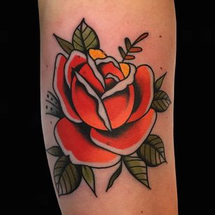 Tatuaje de rosa tradicional por Alex Zampirri #AlexZampirri # tatuaje de rosa tradicional # rosa tradicional # tatuaje de rosa # tatuaje tradicional # tradicional # flor # flores # planta # color
