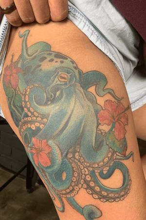 Custom designed octopus piece mostly healed (except for bottom left tentacle) #octopus #colour #eternalink #hibiscus #blueoctopus #blue #teal #thightattoo 
