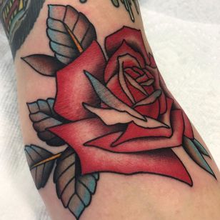 Tatuaje de rosa tradicional de Shaun Topper #ShaunTopper # tatuaje de rosa tradicional # rosa tradicional # tatuaje de rosa # tatuaje tradicional # tradicional # flor # flores # planta # color