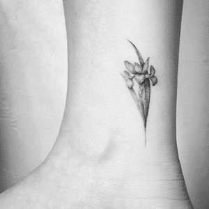 #kyo #kyotattoo #surrealism #realism #flower #flowertattoo #girl #minitattoo #microtattoo #tattooberlin #tattooartmag #tattodo #tattooideas #tattooinspiration #europetattoo #berlintattoo #hamburgtattoo #berlinink #tattooartist #tatt #ttt #ttism #tattooing #creativetattoo #dotworktattoos #sketchtattoos #blackink #tattoos #berlin #designtattoo #design