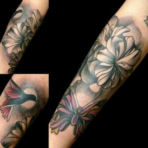 Tatuajillo de hoy, jueves tranqis.. #tattoo #inked #ink #flores #mariposa #colibri #flowers #flowerstattoo #butterflytattoo #butterfly #picaflor #luchotattoo #luchotattooer #pergamino 