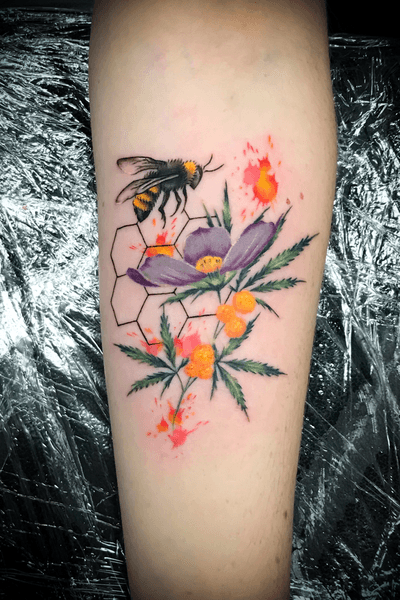 #custom #beetattoo with #weedleaves and #watercolor #splashes on the #forearmtattoo