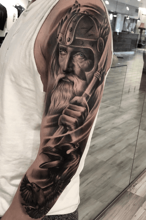Odin ans his ravens. Tattoo by Jesse Missman 