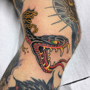 Side knee snake for the super @matteoelcorazontattoo thank you!! Done @originalsintattooshop #snake 