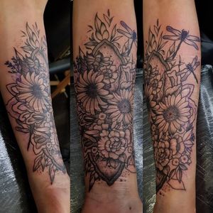 Helping a lovely girl get some self confidence back after a really bad time I'm her life #BlackworkTattoos #blackworkflowers #pretty #coverup #scarcoverup #coveringscars #flowers #flower #pretty 