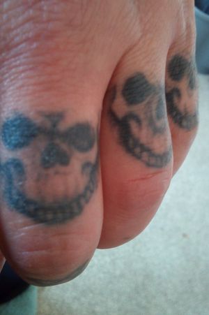 Skulls on knuckles