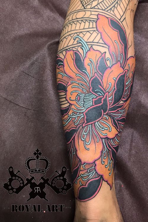 Tattoo Uploaded By 精雕建銘 Royal Art 今日工時故事 牡丹花彩色刺青在某一些人認為怎麼要搞那麼久我只能說事情不是你們想的那麼簡單不要看人家好就要跟著一樣你看到的只是結果論沒有那種要馬兒好又要馬兒不吃草所以要刺彩色的各位朋友我建議先要有心理準備在決定