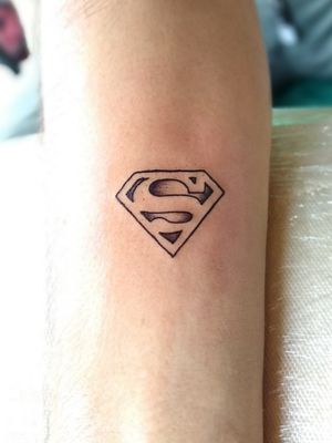 Escudo de superman #MarvelTattoos #marvel #smalltattoos #tatuajescolombia #ezcartridges #ezpen #bishoprotary #zuperblack 