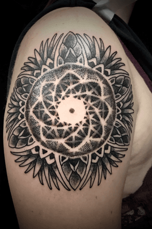 JonOsiria #mandala #geometric #geometry #blackwork #blackandgrey #ornamental #spiral #floral #bindu #jonosiris #tattoovinyasa #black #blacktattoo #spiritual 