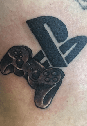 Made a bet with the boss and he lost so i got to tattoo this on him 😎 (he likes xbox) 