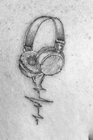 #music #earphones #microtattoo #3rl #blackandgrey 