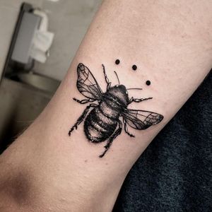 Minimal Bee by Arianna Pignatelli 