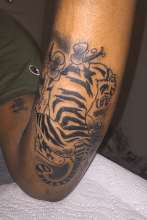 Tiger witha few japanese flowers to go with ✍🏾